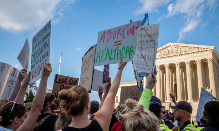 Manifestantes por el derecho al aborto protestan frente al edificio de la Corte Suprema, en Washington, el 25 de junio de 2022. (Brandon Bell/Getty Images)
