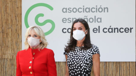 Reina de España y Jill Biden visitan la Asociación Española Contra el Cáncer