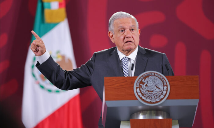 El presidente mexicano Andrés Manuel López Obrador habla durante la sesión informativa diaria en Palacio Nacional en la Ciudad de México, México, el 28 de junio de 2022. (Héctor Vivas/Getty Images)