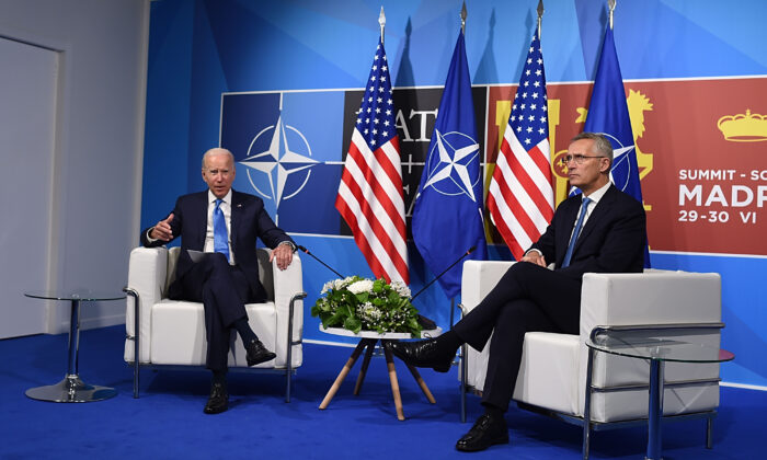 El presidente Joe Biden (izquierda) se reúne con el secretario general de la OTAN, Jens Stoltenberg, en la Cumbre de la OTAN en Madrid, España, el 29 de junio de 2022. (Denis Doyle/Getty Images)
