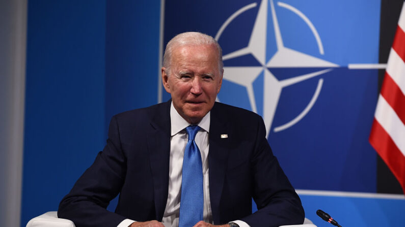 El presidente de Estados Unidos, Joe Biden, habla con Jens Stoltenberg (no se ve) secretario general de la OTAN y miembros del grupo de líderes de la OTAN en la Cumbre de la OTAN el 29 de junio de 2022 en Madrid, España. (Denis Doyle/Getty Images)