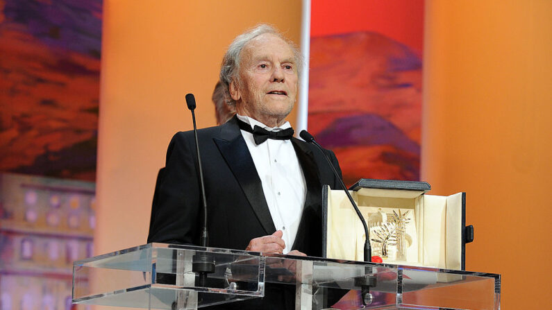 El actor francés Jean-Louis Trintignant recibe la Palma de Oro por "Amour" en el escenario de la Ceremonia de Clausura durante el 65º Festival de Cine de Cannes el 27 de mayo de 2012 en Cannes, Francia. (Pascal Le Segretain/Getty Images)