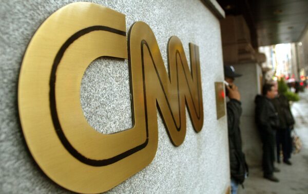 El cartel de CNN se ve fuera de la sede de la cadena de noticias en la ciudad de Nueva York en una fotografía de archivo. (Mario Tama/Getty Images)