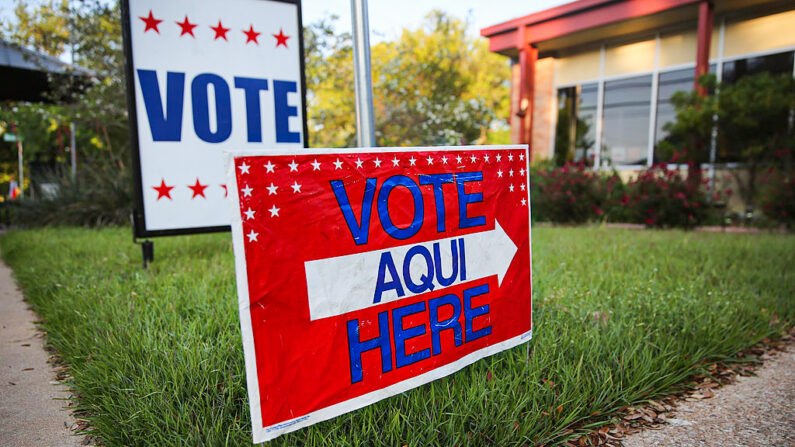 Un cartel bilingüe se encuentra fuera de un centro de votación en la biblioteca pública antes de las elecciones locales en Austin, Texas, el 28 de abril de 2013. (John Moore/Getty Images)
