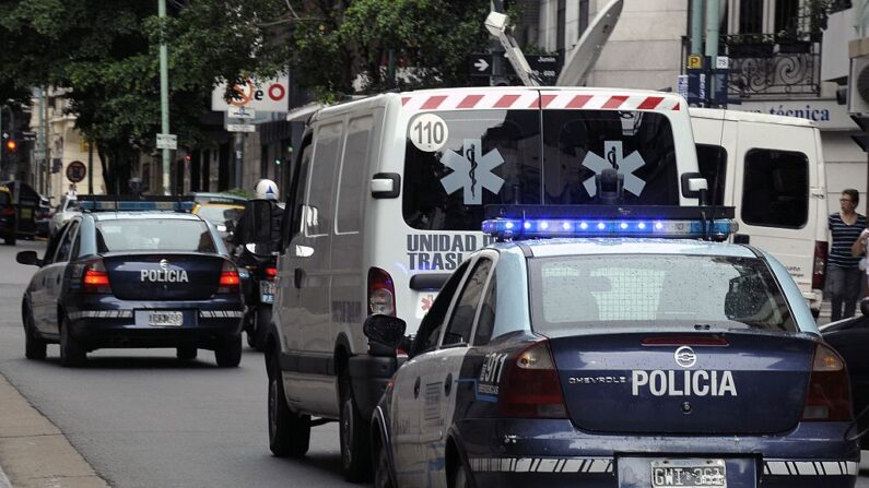 En una imagen de archivo se ve una ambulancia escoltada por la policía en Buenos Aires (Argentina), el 28 de enero de 2015. (Alejandro Pagni/AFP vía Getty Images)