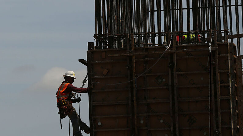 Trabajadores de la construcción maniobran en una obra el 25 de marzo de 2015 en Houston, Texas. (Spencer Platt/Getty Images)