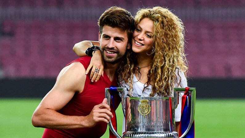 Gerard Piqué del FC Barcelona y Shakira posan con el trofeo después de que el FC Barcelona ganara el partido de la final de la Copa del Rey contra el Athletic Club en el Camp Nou el 30 de mayo de 2015 en Barcelona, España. (David Ramos/Getty Images)