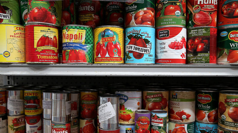 Tomates enlatados en los estantes de una despensa en el Banco de Alimentos de SF-Marin el 1 de mayo de 2014 en San Francisco, California. (Justin Sullivan/Getty Images)