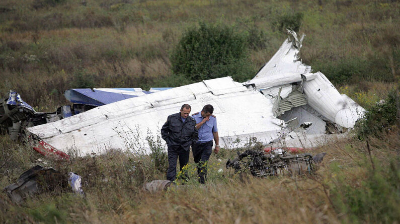 En una fotografía de archivo, unos hombres buscan los cuerpos de las víctimas de un avión que se estrelló al sur de Rusia. (Getty Images)