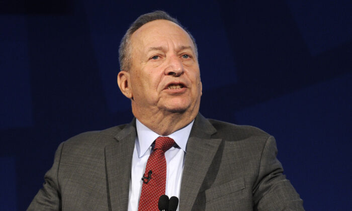 El exsecretario del Tesoro de EE. UU. y profesor de Harvard, Larry Summers, se dirige en un durante un debate sobre los países en desarrollo de bajos ingresos en la reunión anual de primavera del FMI y el Banco Mundial en Washington el 13 de abril de 2016. (Mike Theiler/AFP vía Getty Images)