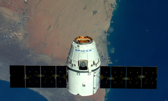 Imagen provista por la Agencia Espacial Europea (ESA) que muestra la nave espacial Dragon de SpaceX pasando por encima de Dubai, en una foto tomada por el astronauta de la ESA Tim Peake desde la Estación Espacial Internacional, el 10 de abril de 2016. (Tim Peake / ESA/NASA via Getty Images)