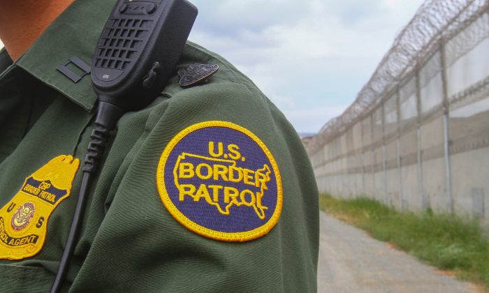Un agente de la Patrulla Fronteriza en la frontera entre Estados Unidos y México, en California, el 17 de mayo de 2016. (Bill Wechter/AFP/Getty Images)

