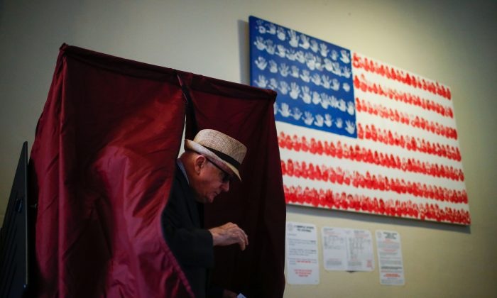 Un hombre emite su voto en un colegio electoral durante las elecciones primarias de Nueva Jersey en Hoboken, Nueva Jersey, el 7 de junio de 2016. (Eduardo Munoz Alvarez/AFP/Getty Images)