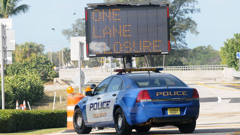 En la imagen se ve un coche patrulla de la Policía de Palm Beach, el 24 de noviembre de 2016 en Palm Beach, Florida (EE.UU.). (Gerardo Mora/Getty Images)