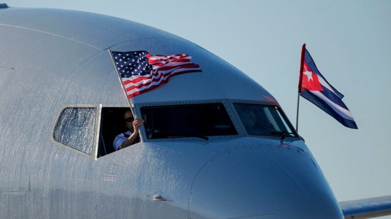 Un avión de American Airlines ondeando banderas de EE.UU. y Cuba a su llegada al Aeropuerto Internacional José Martí, el 28 de noviembre de 2016, en La Habana, Cuba. (YAMIL LAGE/AFP vía Getty Images)