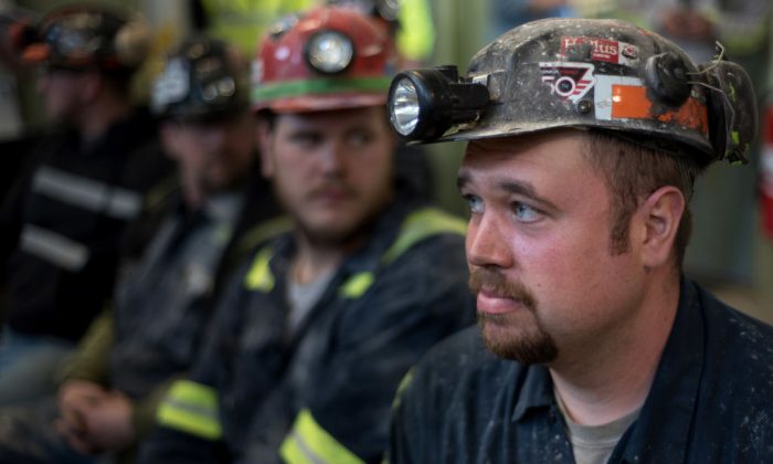 El tesoro de Virginia Occidental ha advertido a las instituciones financieras que están boicoteando a las empresas productoras de energía que no lo hagan. En la foto, el minero de carbón Matt Wolfe, de Blacksville, W.Va., el 13 de abril de 2017, en Sycamore, Pa. (Foto de Justin Merriman/Getty Images)