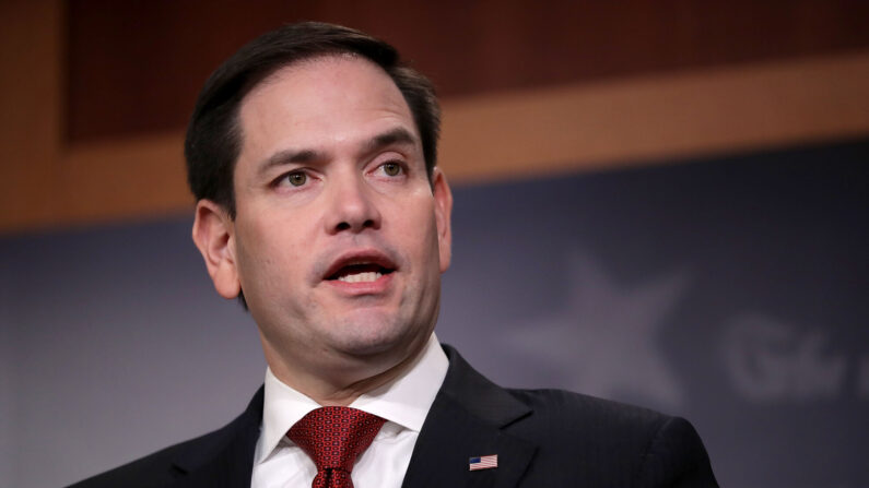 El senador Marco Rubio (R-Fla.) habla sobre la legislación bipartidista para crear una ley de armas de "bandera roja" durante una conferencia de prensa en el Capitolio de los Estados Unidos el 22 de marzo de 2018 en Washington, DC. (Chip Somodevilla/Getty Images)