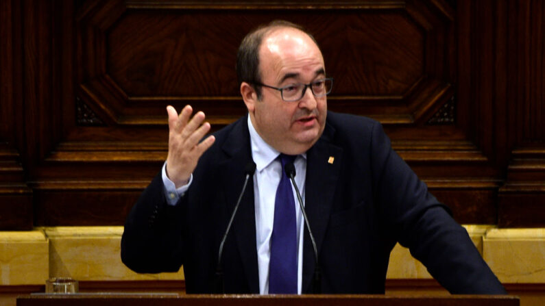 El ministro español de Cultura y Deporte, Miquel Iceta, habla durante una sesión de votación en Barcelona (España) el 14 de mayo de 2018. (Lluis Gene/AFP vía Getty Images)