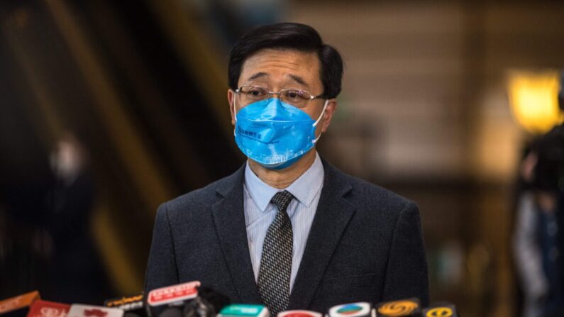 El ex secretario general de Hong Kong y actual candidato a jefe del ejecutivo, John Lee, habla con los medios de comunicación en Hong Kong el 20 de abril de 2022. (Dale De La Rey/AFP vía Getty Images)
