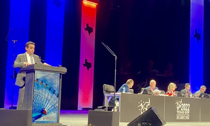 El presidente del Partido Republicano de Texas, Matt Rinaldi (Izq.), preside los procedimientos en la Convención del Partido Republicano de Texas en Houston, Texas, el 18 de junio de 2022. (Darlene McCormick Sanchez/The Epoch Times)