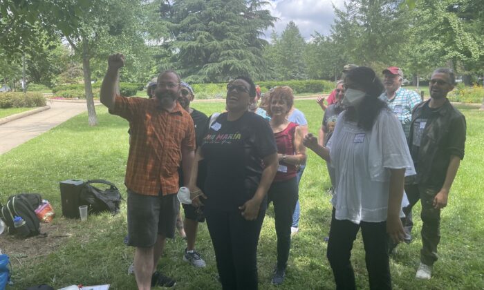 Los activistas a favor del aborto, Patrick Young (izquierda), LaDona, (al frente y centro), Nadine Bloch (al frente y medio), Sophia M (al frente y derecha), y otros posan para una foto en una reunión de protesta en la Iglesia Metodista Unida de Petworth el 12 de junio de 2022 (Jackson Elliott/The Epoch Times)