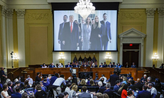Imagen del expresidente Donald Trump y su familia se muestra en pantalla durante la tercera audiencia del comité del 6 de enero en el Capitolio en Washington el 16 de junio de 2022. (Drew Angerer/Pool/AFP vía Getty Images)