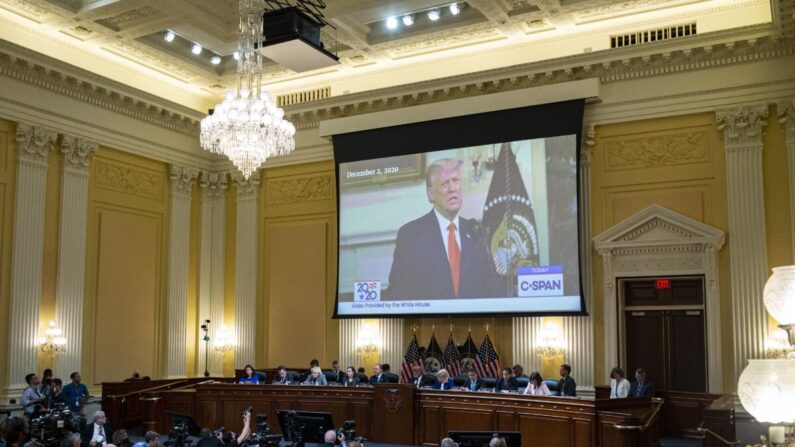 El expresidente Donald Trump aparece en una pantalla durante la cuarta audiencia sobre la investigación del 6 de enero, en el Cannon House Office Building, en Washington, el 21 de junio de 2022. (Al Drago/Pool vía Getty Images)
