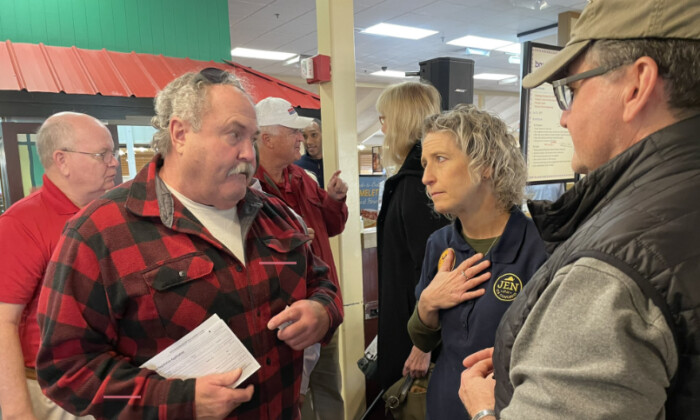 La senadora estatal Jen Kiggans (R-Virginia Beach) habla con los votantes en un restaurante de Virginia Beach durante un desayuno de febrero de 2022. (Cortesía de Jen Kiggans)
