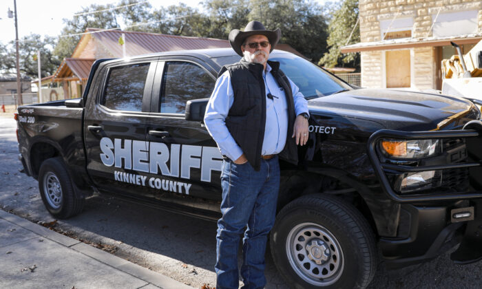 El sheriff del condado de Kinney, Brad Coe, en Brackettville, Texas, el 18 de enero de 2022. (Charlotte Cuthbertson/The Epoch Times)