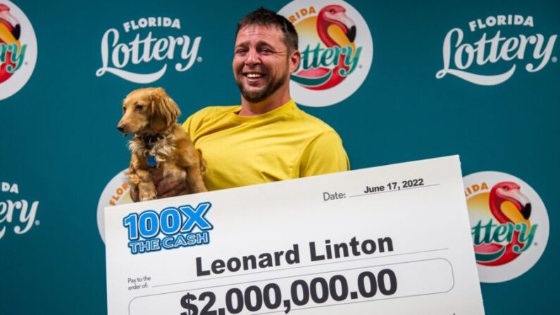 Leonard Linton y su perrita Ivy (Cortesía de la Lotería de Florida/Twitter)
