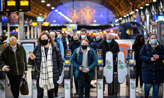 Viajeros que usan mascarillas protectoras llegan a la estación de Paddington en Londres el 30 de noviembre de 2021. (Leon Neal/Getty Images)