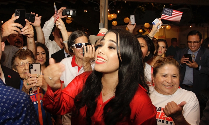 Mayra Flores (centro) habla con sus seguidores después de ganar las elecciones especiales del Distrito Electoral 34 de Texas, en San Benito, Texas, el 14 de junio de 2022. (Bobby Sanchez para The Epoch Times)
