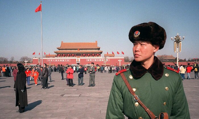 Un policía militar chino patrulla la Plaza de Tiananmen, en Beijing, el 6 de febrero del 2000. (STEPHEN SHAVER/AFP vía Getty Images)
