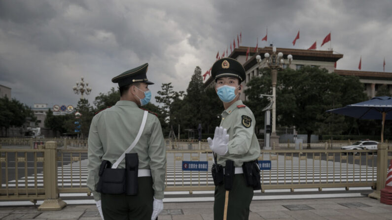 Un soldado del Ejército Popular de Liberación impide a un fotoperiodista hacer fotos en la Plaza de Tiananmen en El Gran Salón del Pueblo en Beijing, China, el 25 de mayo de 2020. (Andrea Verdelli/Getty Images)

