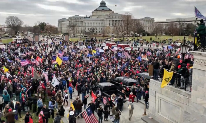 Una multitud masiva se reúne en el lado este del Capitolio de EE.UU., el 6 de enero de 2021. (©Bobby Powell/Captura de pantalla vía The Epoch Times)
