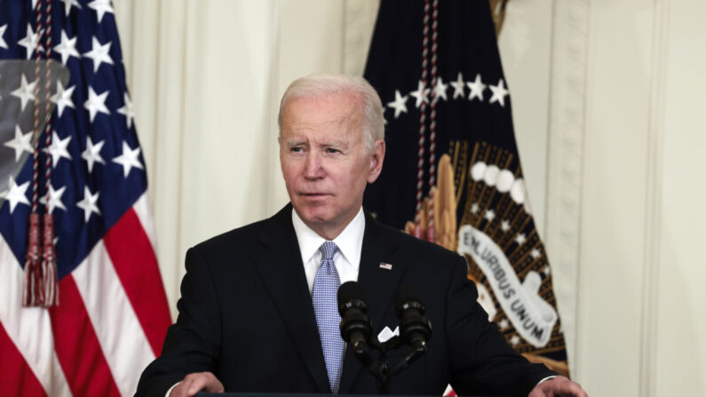 El presidente Joe Biden habla en un acto de firma de una orden ejecutiva para la reforma policial en la Sala Este de la Casa Blanca en Washington, el 25 de mayo de 2022. (Anna Moneymaker/Getty Images)
