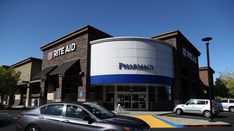 El logo de Rite Aid se muestra en el exterior de una farmacia Rite Aid en San Rafael, California, el 26 de septiembre de 2019. (Justin Sullivan/Getty Images)
