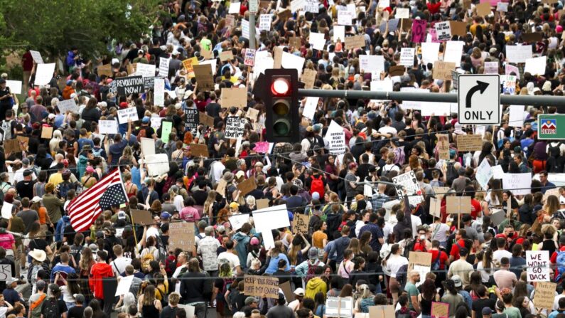 La gente marcha por las calles mientras protesta por la decisión de la Corte Suprema de anular el caso Roe vs. Wade, en Denver, el 24 de junio de 2022. (Michael Ciaglo/Getty Images)
