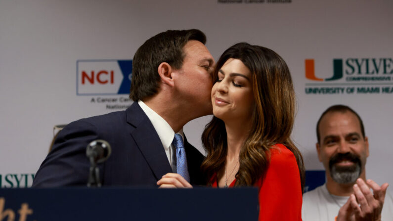 El gobernador de Florida, Ron DeSantis, besa a su esposa, la primera dama Casey DeSantis, quien recientemente sobrevivió a un cáncer de mama, mientras la presenta para hablar en una conferencia de prensa en el Centro de Investigación Clínica Don Soffer del Sistema de Salud de la Universidad de Miami el 17 de mayo de 2022 en Miami. (Joe Raedle/Getty Images)
