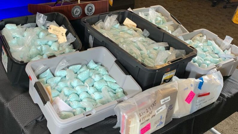 Unas píldoras ilícitas con fentanilo y otros narcóticos son mostrados por las fuerzas policiales en una foto de archivo. (Policía de Scottsdale)
