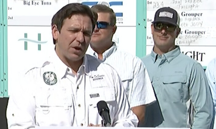 El gobernador de Florida, Ron DeSantis, anuncia la extensión de la temporada del pargo rojo, el 21 de abril de 2022. (Captura de pantalla/The Epoch Times)
