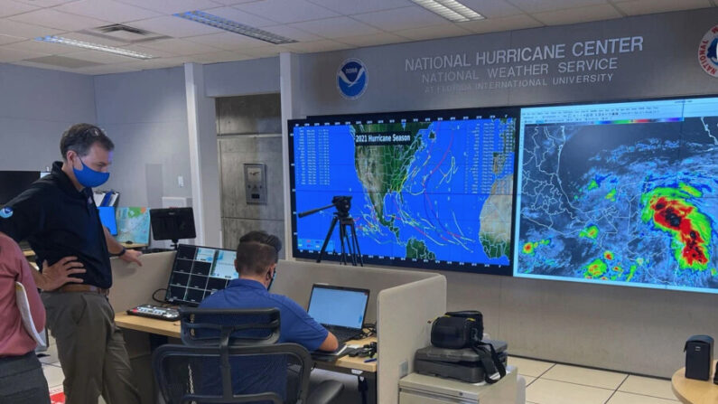 Desde el Centro Nacional de Huracanes en Miami, Florida, se monitorea la formación de ciclones en el Atlántico y se envían las alertas al resto de gobiernos de la región. (VOA/Altoni Belchi)