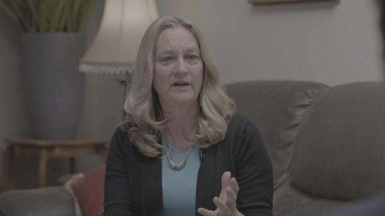 Brenda Lebsack, maestra durante 30 años y exmiembro del consejo escolar del Distrito Escolar Unificado de Orange, California, es entrevistada el 16 de junio. (Crossroads/ Captura de pantalla vía EpochTV).
