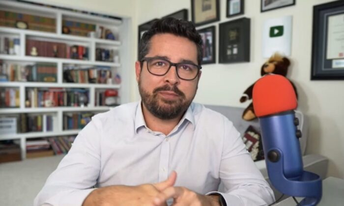 El periodista brasileño Paulo Figueiredo en el programa Crossroads de EpochTV en junio de 2022. ("Crossroads"/Screenshot vía The Epoch Times)