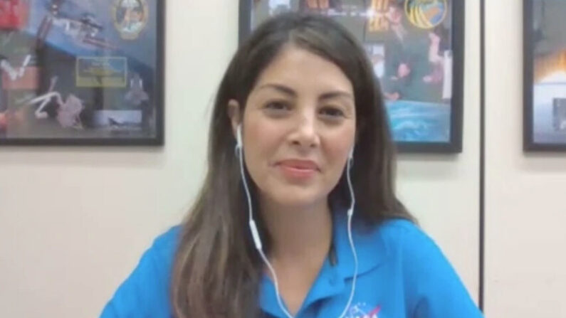 La colombiana Diana Trujillo, directora de vuelos de la NASA. (Foto de toma de video/VOA)