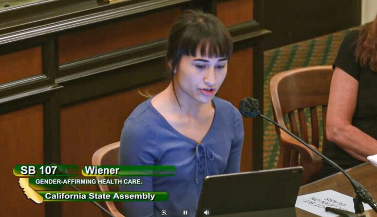 Chloe Cole habla en una audiencia del comité de la Asamblea para el proyecto de ley 107 del Senado en Sacramento el 28 de junio de 2022. (Captura de pantalla)

