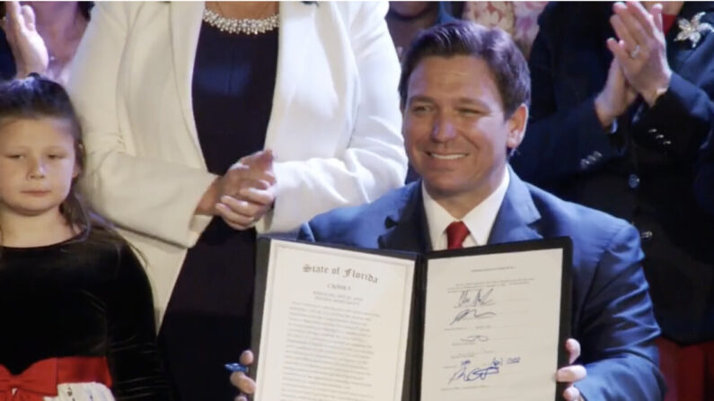 El gobernador de Florida, Ron DeSantis, muestra el proyecto de ley firmado que, según él, aumenta la protección de los niños no nacidos. (Captura de pantalla, página de Facebook del gobernador Ron DeSantis)
