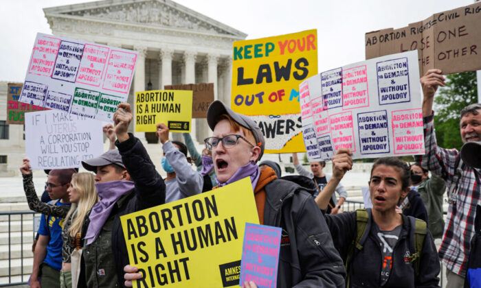 Activistas a favor del aborto protestan frente a la Corte Suprema en Washington el 3 de mayo de 2022, en respuesta a un borrador de opinión filtrado que muestra la intención de la corte de anular Roe vs. Wade. (Alex Wong/Getty Images)