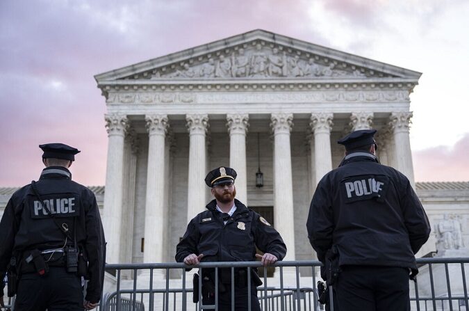 Oficiales de la policía de la Corte Suprema establecen barricadas de seguridad fuera de la Corte Suprema de Estados Unidos el 01 de noviembre de 2021. (Drew Angerer/Getty Images)
