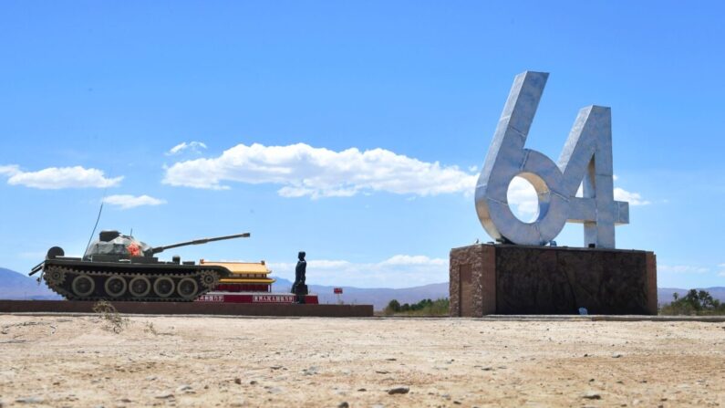 Una escultura de tamaño natural del "Hombre del Tanque" junto a los números "6" y "4", que representan el 4 de junio, y una escultura en miniatura de la Tribuna de Tiananmen, expuestas en el Parque de Esculturas Liberty, en la localidad californiana de Yermo, en el desierto de Mojave, el 1 de junio de 2021. (Frederic J. Brown/AFP vía Getty Images)
